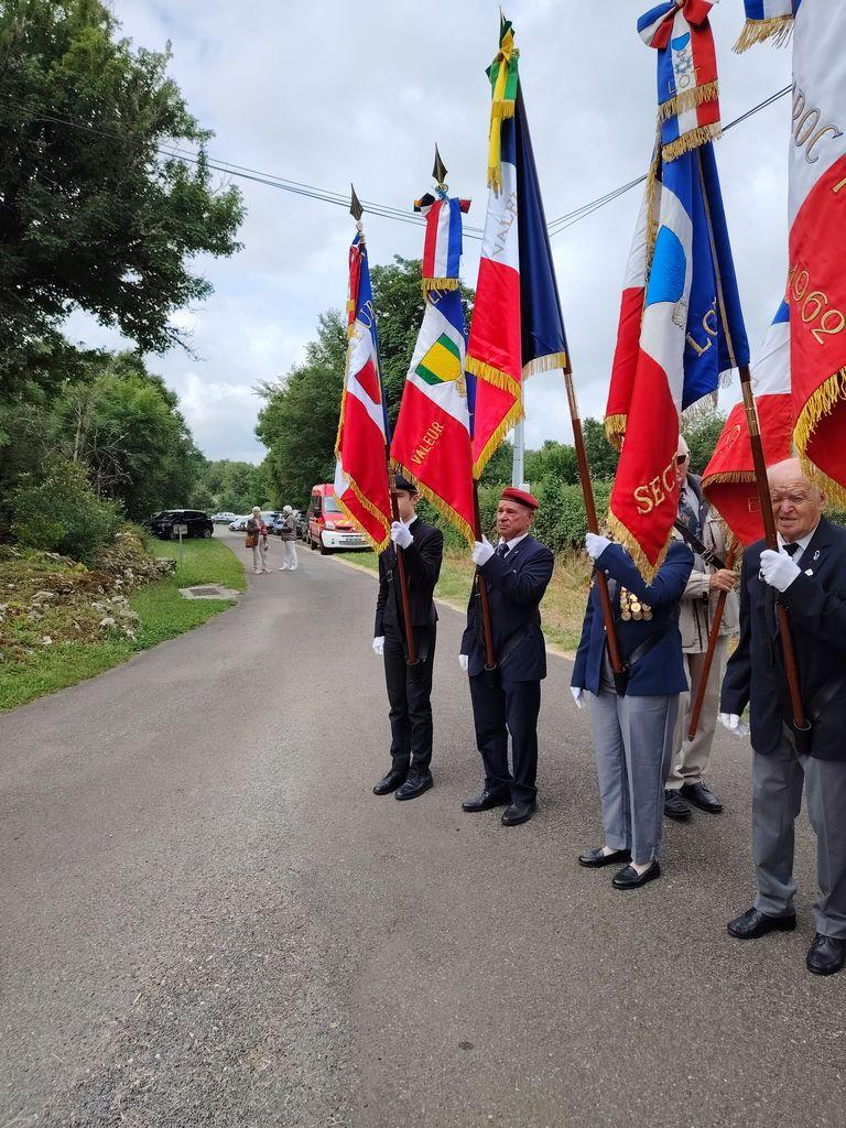 Porte-drapeaux autour du monument commémoratif